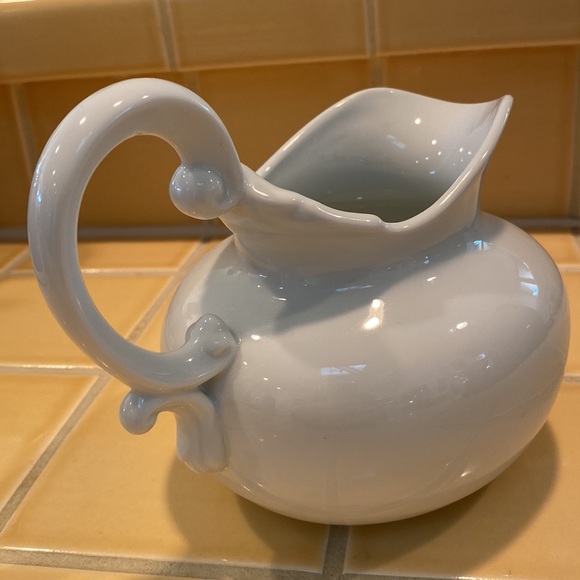 Beautiful White Gravy or Sauce Server with a Scrolled French-Inspired Handle. - Picture 3 of 5